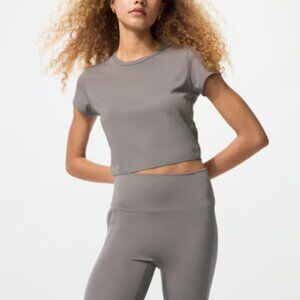 NWT Uniqlo AIRism Soft Athletic Cropped Tee